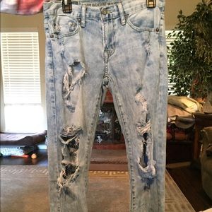 AEO flex denim 28/30 shredded and acid washed